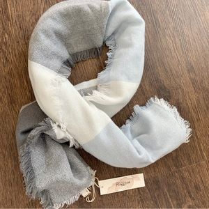 Macchia di Ruggine NWT cozy long winter scarf blue white and blue gray